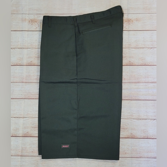 Dickies▪︎Dark Green 15" Shorts w/Multi-use Pocket▪︎ Size 38 *NEW* - Picture 3 of 16